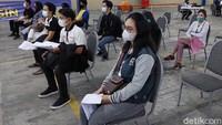 Pantauan detikcom, Selasa (27/7/2021) kegiatan vaksinasi ini dilakukan di parkiran Mal Paris Van Java (PVJ), Jalan Sukajadi, Kota Bandung. Penyelenggaraan vaksinasi ini menggandeng Himpunan Peritel dan Penyewa Pusat Perbelanjaan Indonesia (Hippindo), Asosiasi Pertekstilan Indonesia (API) dan Kodam III Siliwangi.