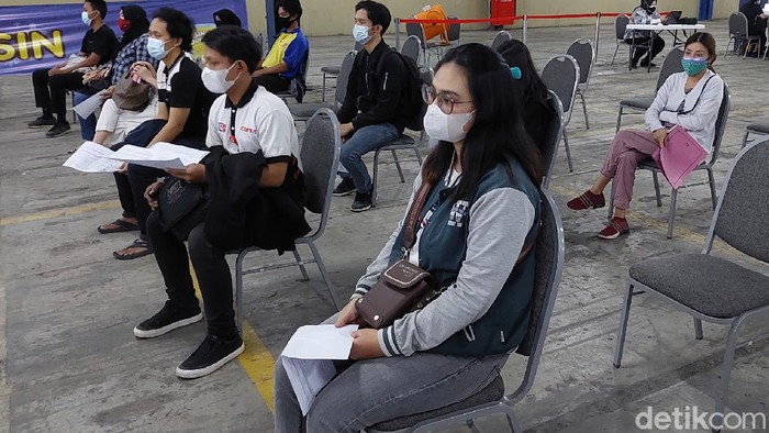 Percepatan Vaksinasi di Bandung Sasar 150 Ribu Pelaku UMKM dan Ritel Kementerian Koperasi dan UKM gelar vaksinasi COVID-19 untuk ribuan karyawan ritel hingga pelaku UMKM di Kota Bandung, Jawa Barat.
