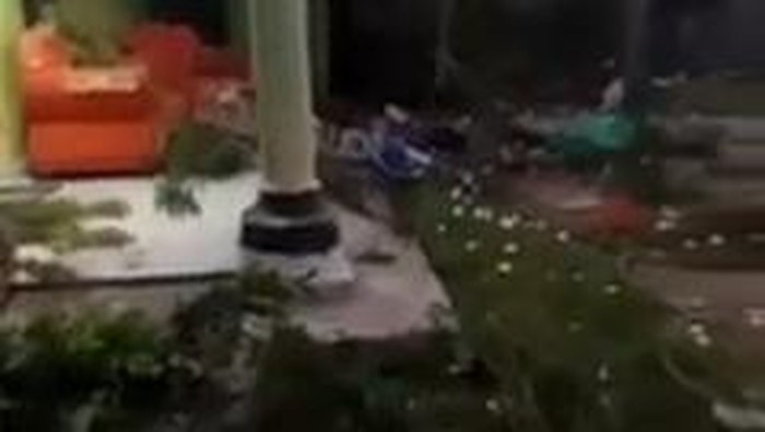 Beredar video perusakan rumah warga di Banyuwangi. Perusakan tersebut disebut-sebut dilakukan oleh sejumlah pria misterius berbaju hitam.