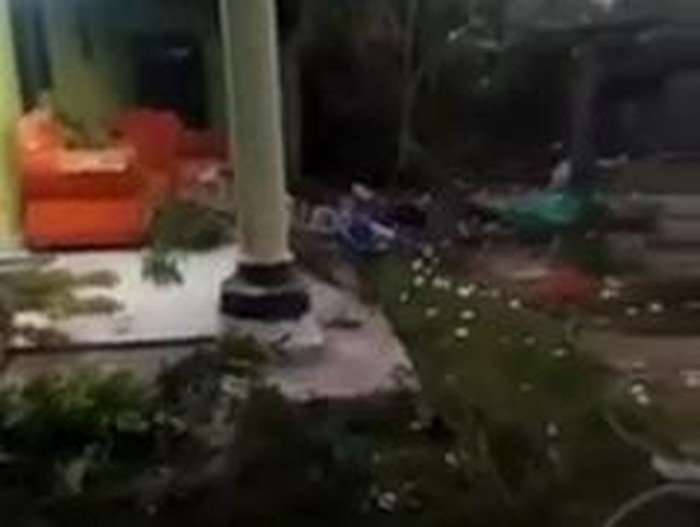 Beredar video perusakan rumah warga di Banyuwangi. Perusakan tersebut disebut-sebut dilakukan oleh sejumlah pria misterius berbaju hitam.