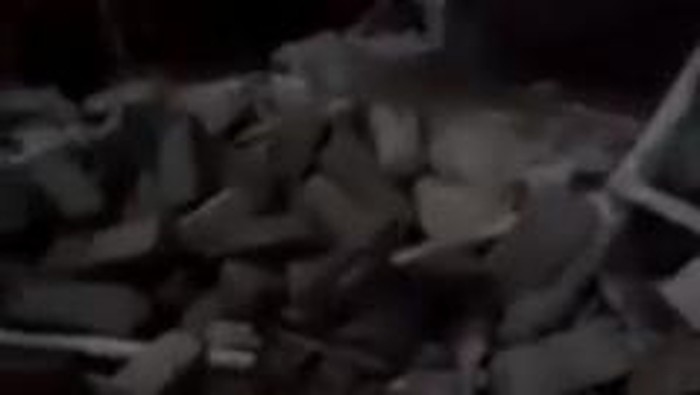 Beredar video perusakan rumah warga di Banyuwangi. Perusakan tersebut disebut-sebut dilakukan oleh sejumlah pria misterius berbaju hitam.