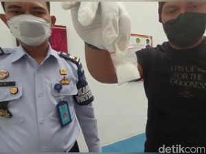 Rekaman CCTV Pemotor Lempar Botol Berisi Sabu ke Lapas Purwakarta