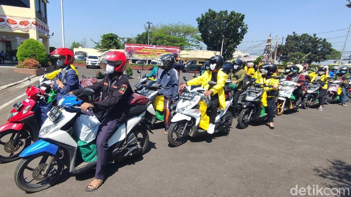 Polisi-Mahasiswa Cianjur Sebar Bansos