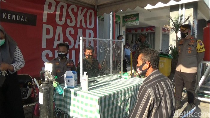 Posko Pasar Sehat di Pasar Pagi Kaliwungu, Kendal, Selasa (27/7/2021).
