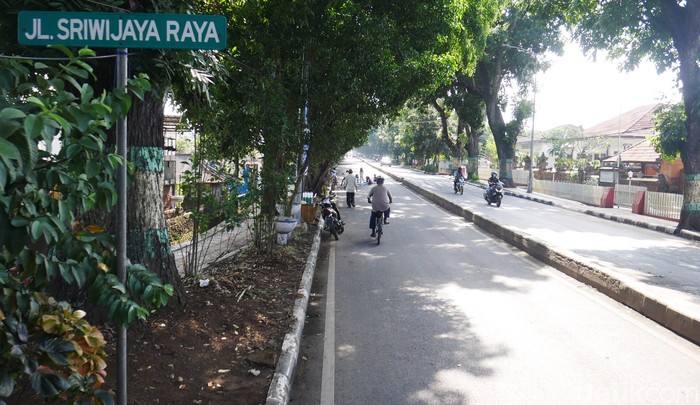 Potret Warga Cimahi Olahraga di Jalanan yang Ditutup Akibat Proyek Underpass Jalan Sriwijaya Raya, di Kota Cimahi jadi arena bermain dan olahraga warga setempat lantaran ditutup sejak Sabtu (24/7/2021).