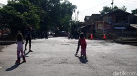 Kegiatan tersebut cukup membahayakan lantaran di sekitar jalan yang ditutup tersebut terdapat perlintasan kereta api. Perlintasan tersebut tak luput dari jangkauan anak-anak untuk bermain.