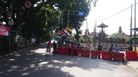 Jalan tersebut ditutup lantaran Pemerintah Kota Cimahi segera membangun Underpass Sriwijaya-Dustira yang menelan anggaran sebesar Rp 84 miliar lebih dari bantuan Pemprov Jabar melalui skema Pemulihan Ekonomi Nasional (PEN) pemerintah pusat.