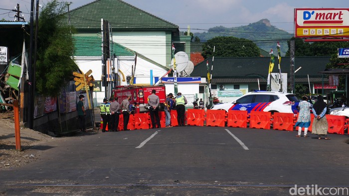 Potret Warga Cimahi Olahraga di Jalanan yang Ditutup Akibat Proyek Underpass Jalan Sriwijaya Raya, di Kota Cimahi jadi arena bermain dan olahraga warga setempat lantaran ditutup sejak Sabtu (24/7/2021).
