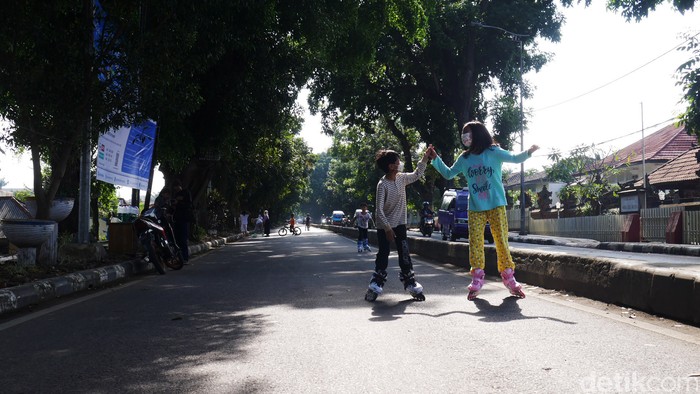 Potret Warga Cimahi Olahraga di Jalanan yang Ditutup Akibat Proyek Underpass Jalan Sriwijaya Raya, di Kota Cimahi jadi arena bermain dan olahraga warga setempat lantaran ditutup sejak Sabtu (24/7/2021).