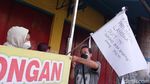 Foto: Pedagang Ramai-ramai Kibarkan Bendera Putih di saat PPKM