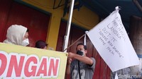 Pemasangan bendera putih diprakarsai Ketua Paguyuban Slamet Riyadi alias Yadi (52) bersama puluhan pemilik warung lesehan. Mereka memasang sedikitnya lima puluh bendera putih dengan berbagai tulisan di sepanjang Jalan Ahmad Yani Kota Tegal.