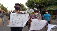 Soal pembatasan waktu berjualan yang hanya sampai pukul 21.00 menurut Yadi akan selalu dipatuhi. Bagi pedagang, yang diminta hanya diberikan kelonggaran agar bisa membuka usaha.