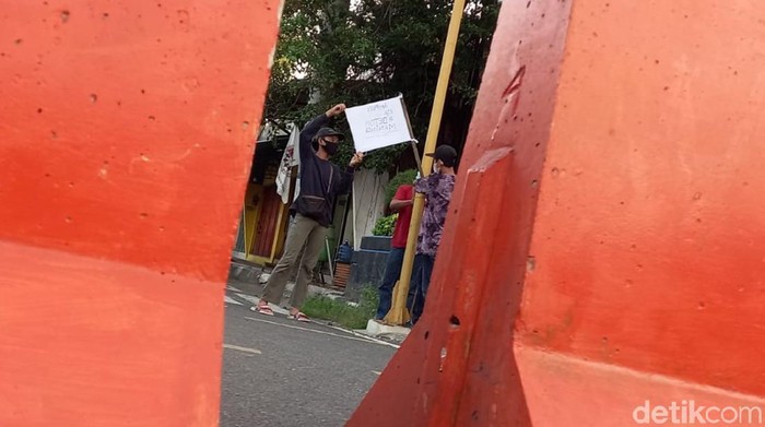 Puluhan pedagang yang tergabung dalam Paguyuban Pedagang Lesehan Jalan Ahmad Yani Kota Tegal, Jawa Tengah memasang bendera putih.