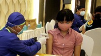 PT Bank Mandiri berkolaborasi dengan Otoritas Jasa Keuangan (OJK), Bank Indonesia dan Pemprov DKI Jakarta melalui Forum Komunikasi Industri Jasa Keuangan Wilayah DKI Jakarta - Banten menyelenggarakan program vaksinasi kolaborasi yang menyasar sebanyak 15.000 keluarga pegawai, nasabah dan masyarakat umum, termasuk anak-anak.