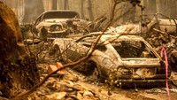 Tengah di parkir, mobil-mobil ini ditinggalkan pemiliknya yang menyelamatkan diri dari kebakaran hutan.  