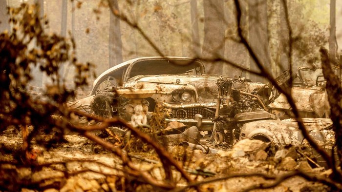 Puluhan Mobil Ludes Gegara Kebakaran Hutan Following the Dixie Fire, a scorched vehicle rests in a driveway in the Indian Falls community of Plumas County, Calif., on Monday, July 26, 2021. (AP Photo/Noah Berger)