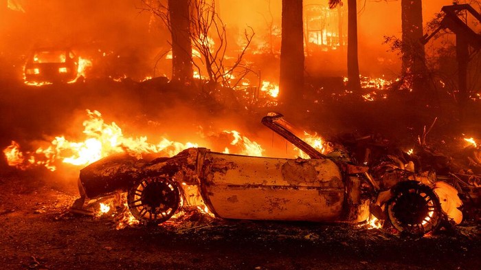 Puluhan Mobil Ludes Gegara Kebakaran Hutan Following the Dixie Fire, a scorched vehicle rests in a driveway in the Indian Falls community of Plumas County, Calif., on Monday, July 26, 2021. (AP Photo/Noah Berger)
