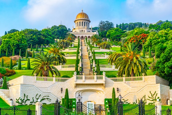 Tak seperti agama lain, rumah ibadah agama Bahai tidak memiliki ciri khusus. Seperti yang traveler lihat, rumah ibadahnya punya banyak bentuk dengan sentuhan seni yang indah. (Getty Images) Tak seperti agama lain, rumah ibadah agama Bahai tidak memiliki ciri khusus. Seperti yang traveler lihat, rumah ibadahnya punya banyak bentuk dengan sentuhan seni yang indah. (Getty Images)