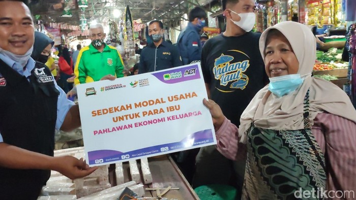 Sejumlah pedagang di Pasar Ciamis dapat bantuan modal Rp 1 juta