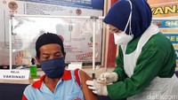 Salah seorang Napi, mengaku senang mendapatkan vaksinasi COVID ini. Dia juga mengaku pernah dinyatakan positif Corona dari hasil tes swab antigen di Rutan tersebut beberapa waktu lalu. Namun sudah sembuh. Dia berharap, dengan vaksin ini bisa tetap sehat tidak terpapar virus Corona.