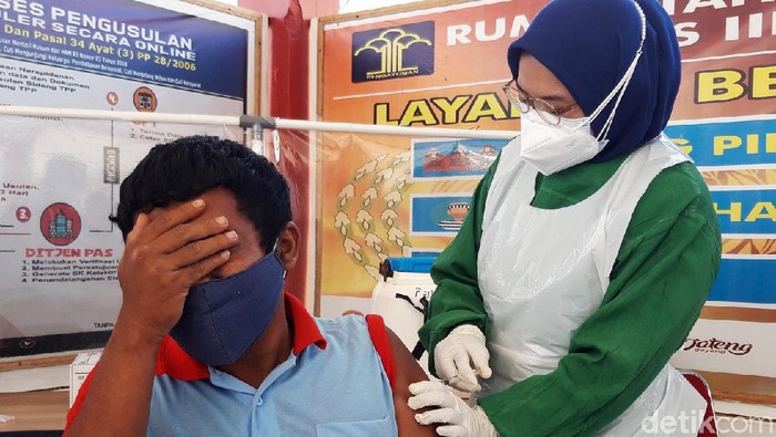 Rumah Tahanan (Rutan) kela II B Boyolali melakukan vaksinasi kepada seluruh warga binaan. Total ada 198 warga binaan yang diberikan vaksin COVID-19, Selasa (27/7/2021). Vaksin Corona ini diberikan karena warga binaan juga bagian dari masyarakat serta karena kondisi Rutan Boyolali yang over kapasitas sehingga sulit melakukan social distancing.