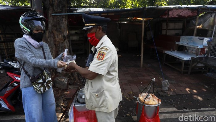 Semangat 'Jenderal Boneng' Jualan Kembang Tahu Saat PPKM Seorang penjual kembang tahu yang biasa dipanggil Jenderal Boneng mencoba bertahan di masa PPKM. Dia tetap berkeliling menjajakan dagangannya di kawasan Pasar Gembrong.
