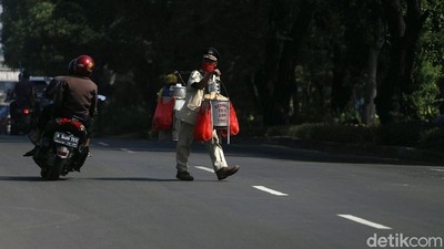 Semangat Jenderal Boneng Jualan Kembang Tahu Saat PPKM