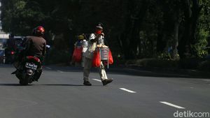 Semangat Jenderal Boneng Jualan Kembang Tahu Saat PPKM