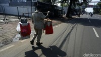 Jenderal Boneng memikul dagangannya di kawasan Pasar Gembong, Jakarta Timur.