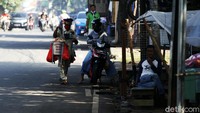 Penjual kembang tahu itu terlihat nyentrik dengan mengenakan seragam ala tentara.