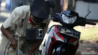 Rupanya penjual kembang tahu itu dikenal dengan panggilan Jenderal Boneng.