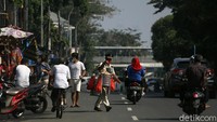 Dia berkeliling menjual kembang tahu dengan mengenakan seragam ala tentara itu sejak tahun 2000.