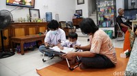 Perlu diketahui PPKM level 3 dan 4 resmi diperpanjang mulai hari Senin 26 Juli hingga 2 Agustus 2021. disebutkan bahwa wilayah yang termasuk dalam PPKM level 4 dan level 3 harus melakukan pembelajaran secara online.