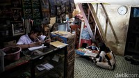 Sehingga pelaksanaan kegiatan belajar mengajar (sekolah, perguruan tinggi, akademi, tempat pendidikan/pelatihan) dilakukan secara daring/online.
