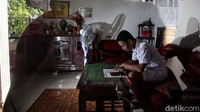 Sebelumnya Nadiem mengatakan alasan mengapa sekolah tatap muka terbatas harus dibuka. Ini karena lamanya melakukan PJJ memberikan dampak negatif pada anak. Sebelumnya Nadiem mengatakan alasan mengapa sekolah tatap muka terbatas harus dibuka. Ini karena lamanya melakukan PJJ memberikan dampak negatif pada anak.