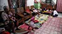 Di sisi lain menurur Wakil Gubernur DKI Jakarta Ahmad Riza Patria memastikan bahwa kegiatan belajar mengajar di Ibu Kota batal dilakukan secara tatap muka karena keadaan pandemi COVID-19 sedang genting.