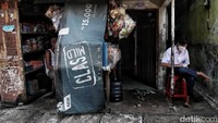 Sehingga secara otomatis, kegiatan belajar mengajar di Jakarta kembali diselenggarakan secara daring atau pembelajaran jarak jauh.