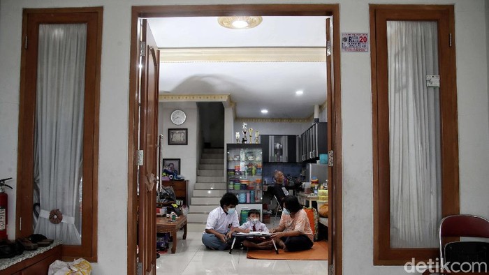 Semangat Menuntut Ilmu yang Tak Pudar dari Balik Rumah Sejumlah anak belajar secara daring di rumahnya kawasan Sunter Agung, Jakut. Sistem daring ini telah berjalan 1,5 tahun karena pandemi COVID-19 belum usai.
