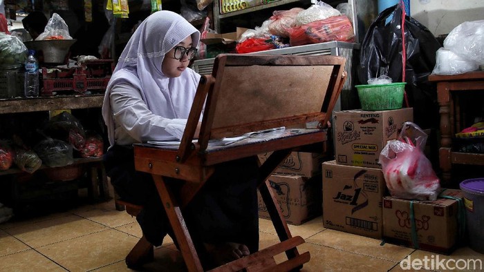 Sejumlah anak belajar secara daring di rumahnya kawasan Sunter Agung, Jakut. Sistem daring ini telah berjalan 1,5 tahun karena pandemi COVID-19 belum usai.