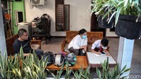 Tetapi hal tersebut belum berhasil karena  kasus COVID-19 yang kembali melonjak, sehingga kembali sekolah dari rumah saja.