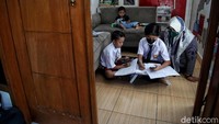 Beberapa orangtua murid mengatakan bahwa sistem pembelajaran secara online ini memberikan kesan suka dan duka.