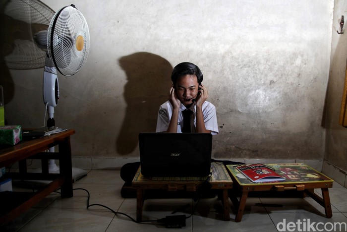 Sejumlah anak belajar secara daring di rumahnya kawasan Sunter Agung, Jakut. Sistem daring ini telah berjalan 1,5 tahun karena pandemi COVID-19 belum usai.