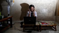 Kesan sukanya adalah lebih banyak waktu bersama keluarga dan anak. Tetapi kesan dukanya adalah kadang terkendala sinyal internet dan fasilitas yang terbatas seperti handphone dan laptop.