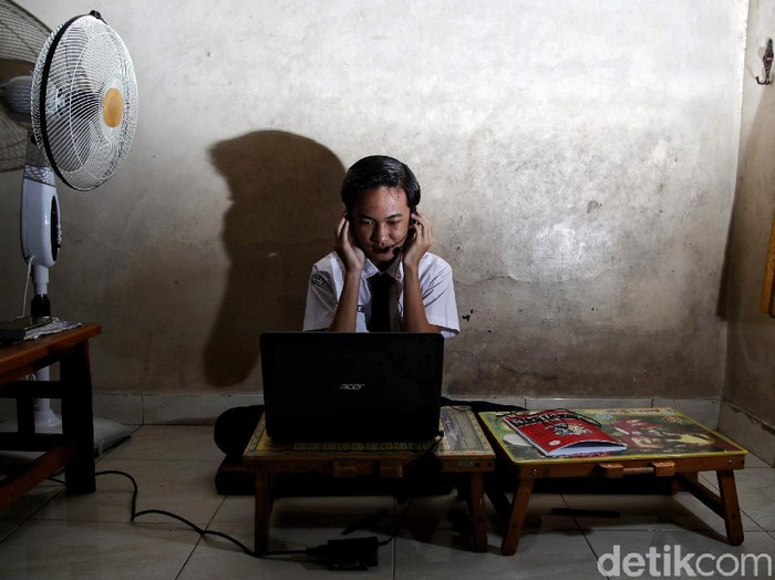 Sejumlah anak belajar secara daring di rumahnya kawasan Sunter Agung, Jakut. Sistem daring ini telah berjalan 1,5 tahun karena pandemi COVID-19 belum usai.