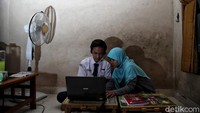 Selain itu sistem pembelajaran online ini juga mewajibkan murid menggunakan seragam sekolah untuk absen secara zoom setiap harinya.