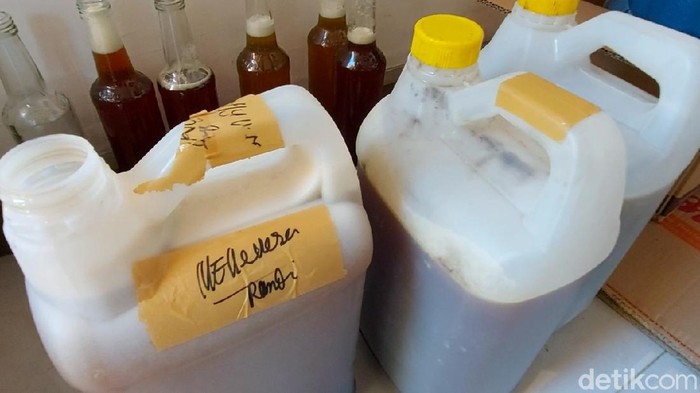 Semringah Peternak Lebah saat Madu Laris Manis di Masa Pandemi Madu kini tengah naik daun di masa pandemi Corona dan menjadi berkah bagi peternak lebah. Penjualan pun langsung meningkat.