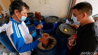 Rusidi selama ini menjual madu kepada para tengkulak. Pelanggannya berasal dari sejumlah daerah di Jawa Timur hingga Bali.