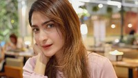 Momen nongkrong di kafe dapat terlihat di foto yang satu. Shirin seperti tak pernah melewatkan momen dengan berfoto di kafe yang dikunjungi. Foto: Instagram @shirinsafira