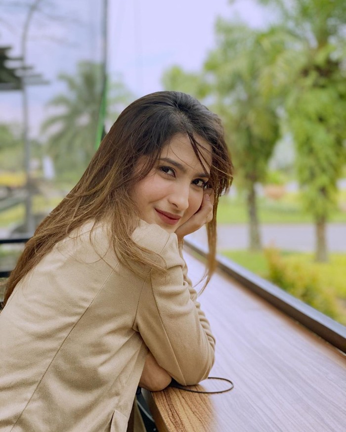 Keseruan Shirin Safira saat Nongkrong dan Menikmati Kopi di Kafe