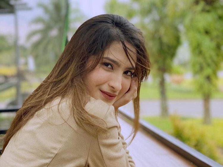 Keseruan Shirin Safira saat Nongkrong dan Menikmati Kopi di Kafe